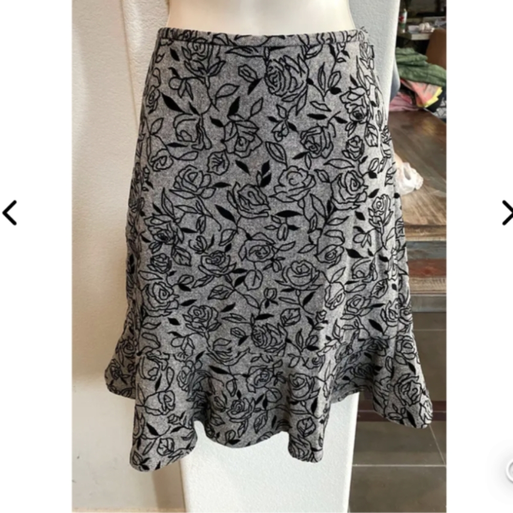 Ann Taylor loft Gray skirt with velvet applique
